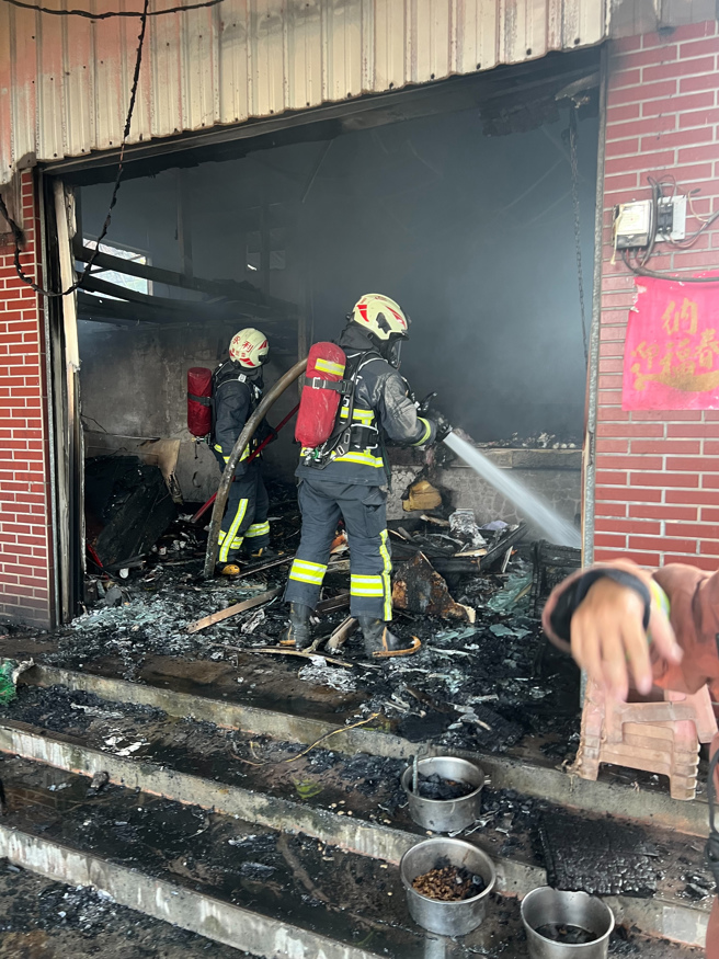 消防队到场射水灌救。（翻摄画面）