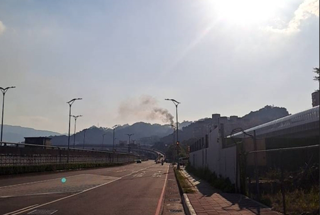 火警发生时，从远处就可以看到浓烟。（民眾提供）