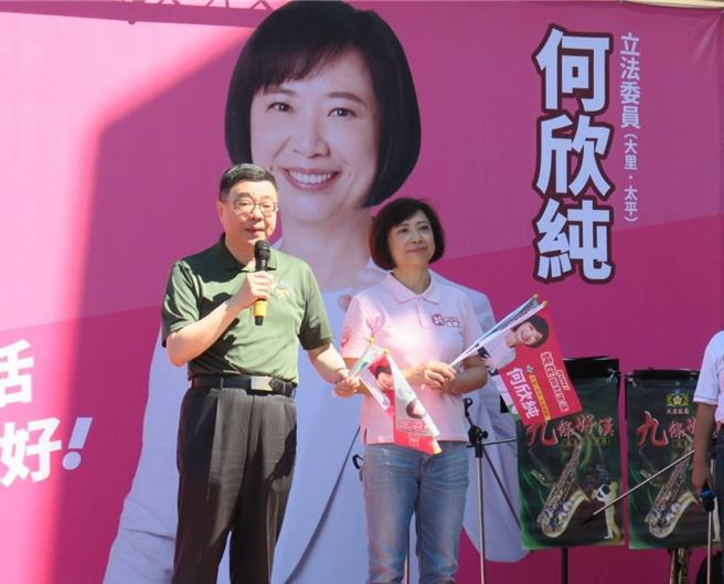 立委何欣纯（右）5日在大里十九甲成立「赖清德、何欣纯后援会」，民进党前主席卓荣泰（左）到场站台。（何欣纯提供／冯惠宜台中传真）