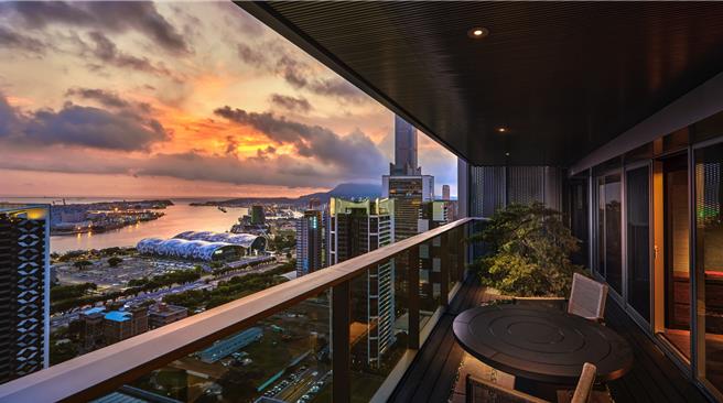 高楼层因拥有面海及远眺中央山脉的绝佳视野，极具珍稀性，也是层峰人士偏爱的置产标的。（柯宗纬翻摄）