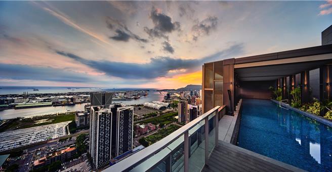 无边际泳池，并比照专业级场域来设计，让住户享有媲美五星级饭店的公共空间。（柯宗纬翻摄）