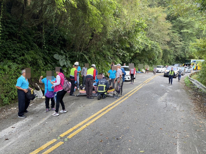 宜兰县知名观光景点太平山森林游乐区内的鸠之泽温泉，今（5）日下午15时许，1辆游览车在附近山路忽然侧翻，车上连同驾驶及导游共计42人。（图／民眾提供）