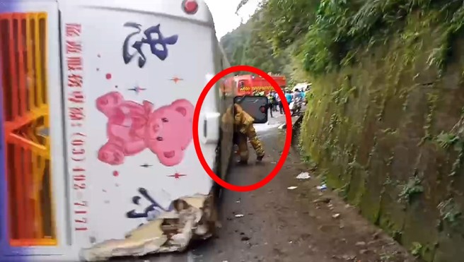 宜兰县知名观光景点太平山森林游乐区内的鸠之泽温泉，今（5）日下午15时许，1辆游览车在附近山路忽然侧翻，车上连同驾驶及导游共计42人。（图／民眾提供）