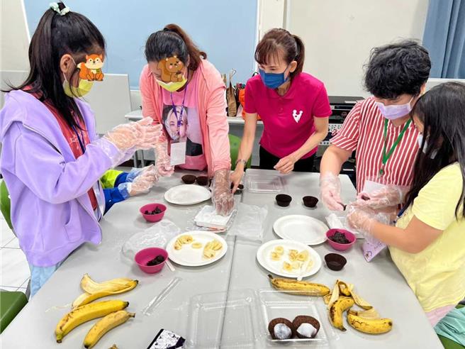高雄市政府社會局家防中心今天在旗山社福中心辦理新住民親子手作趣味活動，圖為親子手做製作水果大福。（高雄市社會局提供／林雅惠傳真）
