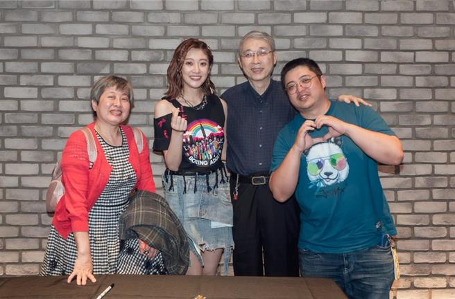 林逸欣（左二）4日在台北CORNER MAX举办生日音乐会，爸爸（右二）、妈妈（左一）及哥哥到场祝福。（鑫羽工作室提供）