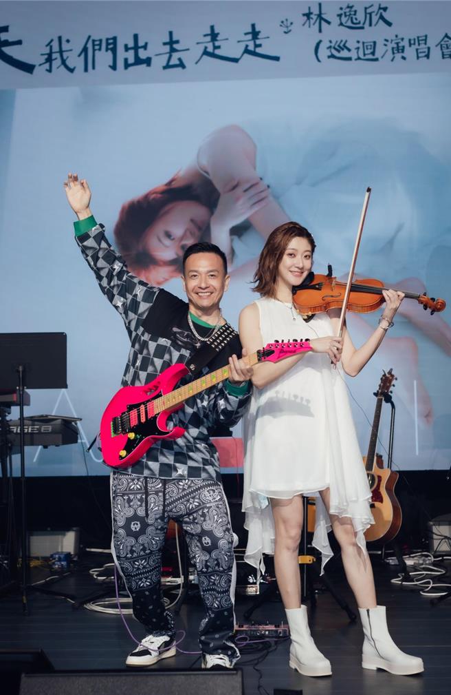 林逸欣（右）4日在台北CORNER MAX举办生日音乐会，小钟担任嘉宾。（鑫羽工作室提供）