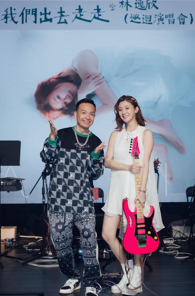 林逸欣（右）4日在台北CORNER MAX举办生日音乐会，小钟担任嘉宾。（鑫羽工作室提供）