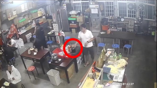 男子将用过的卫生纸，丢入店家准备给客人使用的酱料罐内。（翻摄爆料公社）