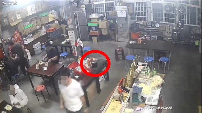 男子将用过的卫生纸丢进酱料桶内后就离去。（翻摄爆料公社）