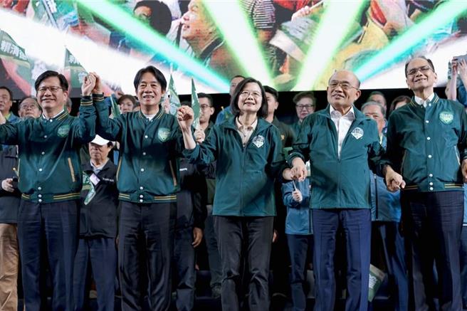 蔡英文总统(右二)4日合体赖清德(左二)投入辅选。(取自赖清德脸书)