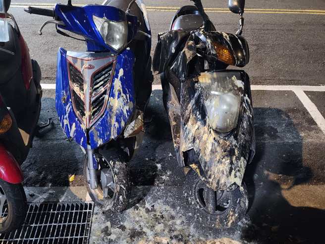 女子分享路边机车一幕，只见2辆机车的车壳上都是鸟屎。（当事人提供）