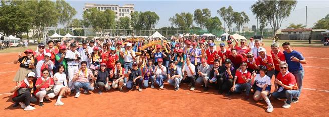 社團法人中華民國身障棒壘球協會秉持「每個孩子都是天使」理念，今天在高雄市岡山棒壘球場舉辦第四屆「天使盃」棒球體驗賽，讓這群特殊的孩子們在安全又專業的場地體驗棒球的樂趣。（高雄市教育局提供／林雅惠傳真）