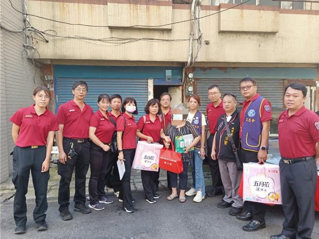 桃园市义勇消防总队防火宣导大队芦竹分队分队长李春圆5日上午协同芦竹义消分队干事、家志国际同济会会长张昆雄及芦竹区南荣里长卓宗贤，至辖内捐赠生活物资及协助安装住警器予社区内弱势家庭。（消防提供）