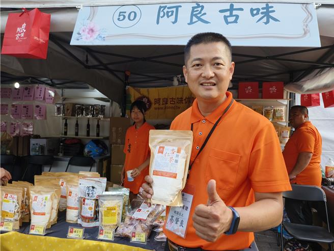 販賣古早味零食的「阿良古味」負責人高肇良曾因毒品7次服刑共11年，如今他成為反毒志工，希望幫助人們離開痛苦的深淵。（賴佑維攝）