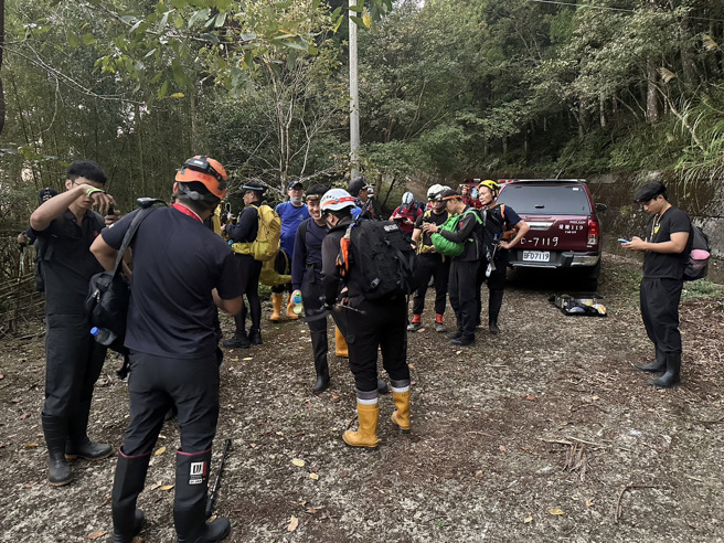 消防隊在登山口集結，準備上山展開救援。（消防局提供）