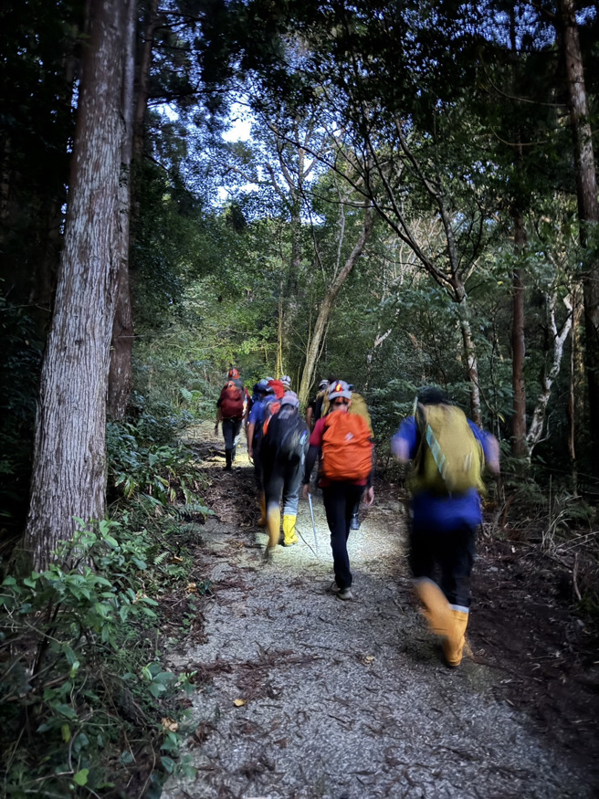 消防隊員們陸續登山救援。（消防局提供）