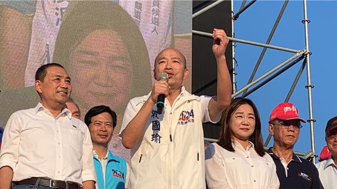 韩国瑜(前排左二)5日出席侯友宜南投联合竞选总部成立大会，以自己被民进党抹黑卖国经验，鼓励马文君(右二)成为南投超级玛利欧继续在国会为民打拼。曾雪蒨摄