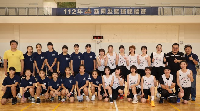 景興國中女籃隊5日跟新聞女生隊在新聞盃打表演賽。(台北市籃球記者聯誼會提供)