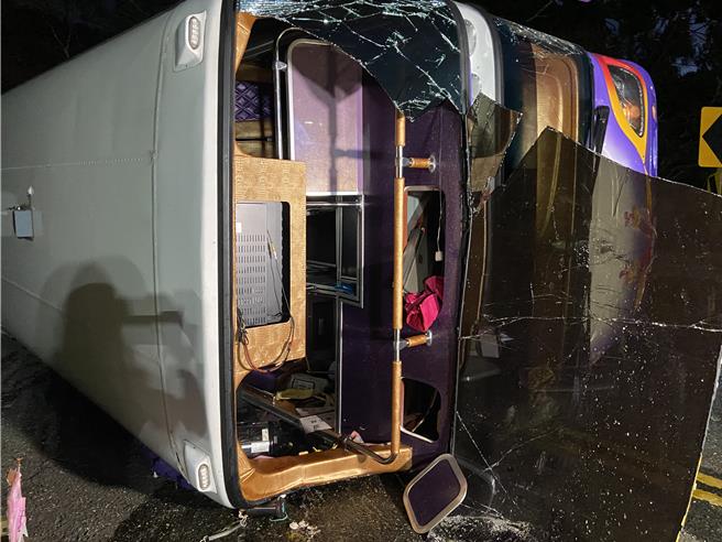 1辆游览车5日下午在鸠之泽温泉附近蜿蜒山路上，疑似煞车失灵导致车子侧翻。（吴佩蓉摄）