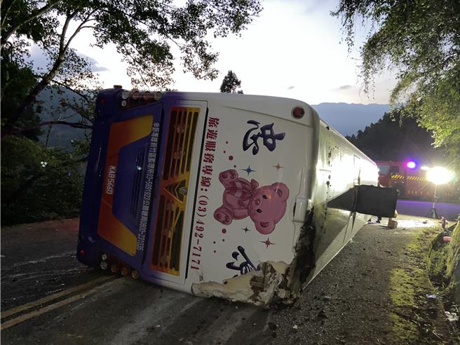 1辆游览车5日下午在鸠之泽温泉附近蜿蜒山路上，疑似煞车失灵导致车子侧翻。（吴佩蓉摄）