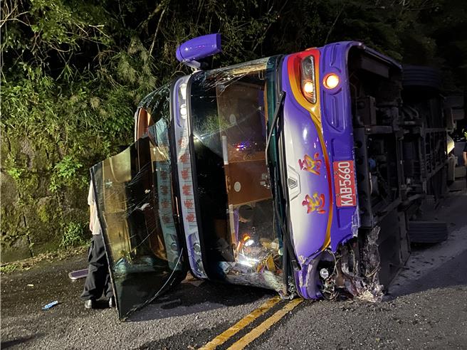 1辆游览车5日下午在鸠之泽温泉附近蜿蜒山路上，疑似煞车失灵导致车子侧翻。（吴佩蓉摄）