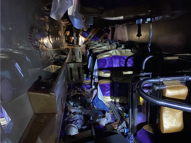 1辆游览车5日下午在鸠之泽温泉附近蜿蜒山路上，疑似煞车失灵导致车子侧翻。（吴佩蓉摄）