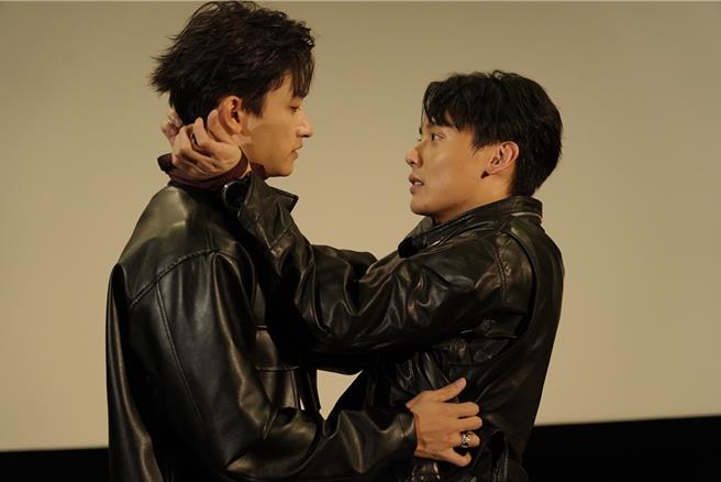 毛祁生以领带绑住萧鸿手腕，展现职场霸总之恋。（三立提供）