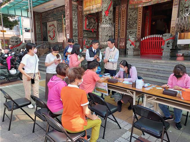 台南市佳里区1例登革热确诊个案病毒分型为第二型，登革热防治中心主任苏世斌5日一早前往佳里区视察扩大採检站运作情况。（登防中心提供／洪荣志台南传真）