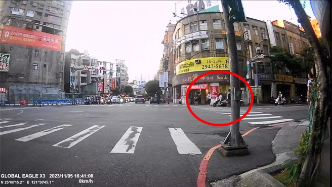 女子过马路没注意灯号，发现闯红灯突然回头，遭女骑士撞上。（翻摄爆料公社）