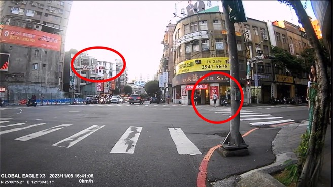 女子过马路时，该路口是红灯。（翻摄爆料公社）