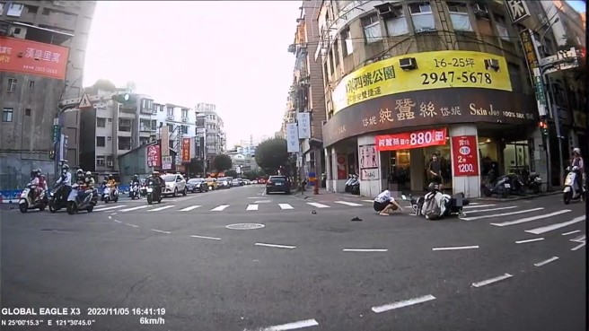 女子与骑士发生碰撞，两人都倒地。（翻摄爆料公社）