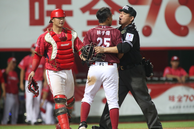 樂天桃猿林子偉在8局上試圖衝回本壘被觸殺出局。（鄭任南攝）