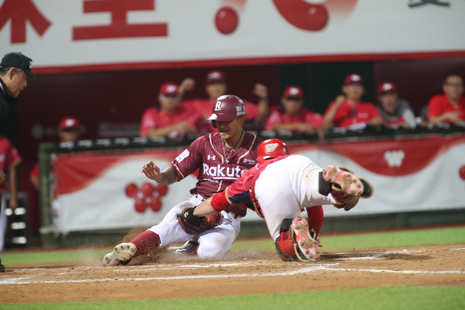 樂天桃猿林子偉在8局上試圖衝回本壘被觸殺出局。（鄭任南攝）