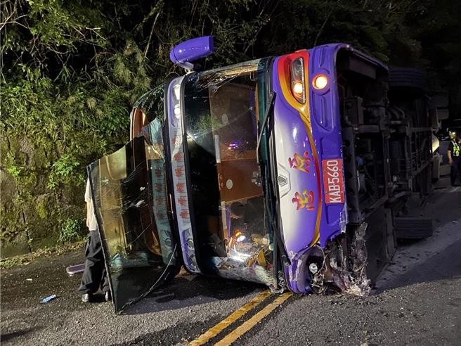 1辆游览车5日下午在鸠之泽温泉附近蜿蜒山路上，疑似煞车失灵导致车子侧翻。（吴佩蓉摄）