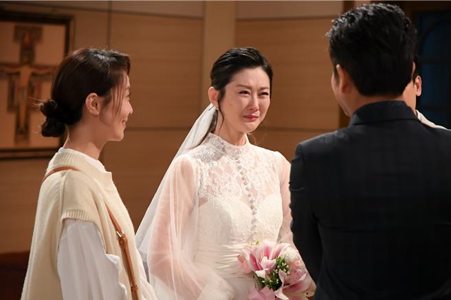 陳珮騏劇中披婚紗再嫁前夫，自己都感動哭爆。（三立提供）