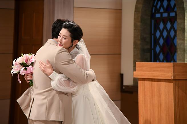 陳珮騏劇中披婚紗再嫁前夫王振復。（三立提供）