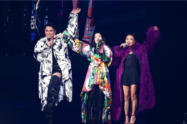 徐佳瑩（中）5日攻蛋邀HUSH（左）及艾怡良擔任嘉賓。（鄧博仁攝）