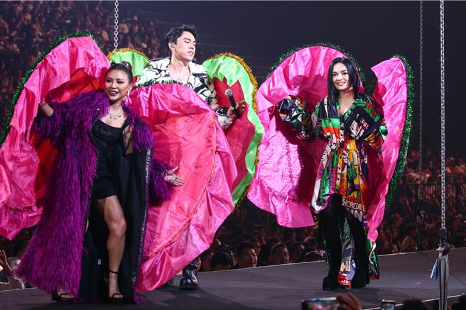 徐佳瑩（右起）5日攻蛋邀HUSH及艾怡良擔任嘉賓。（鄧博仁攝）