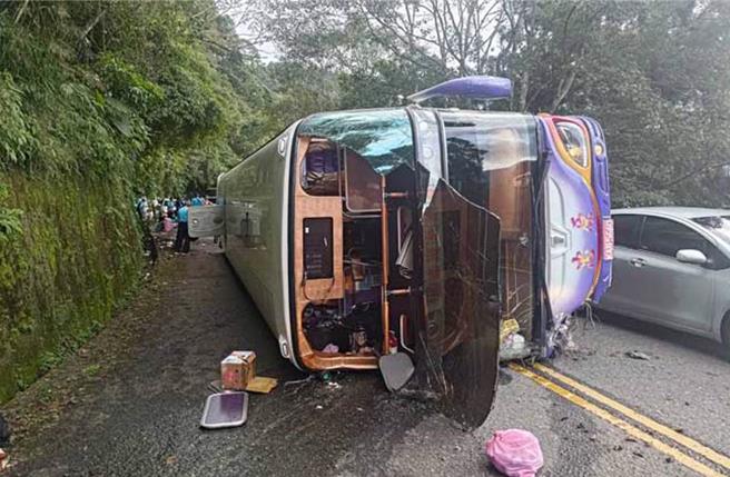 桃園市八德區廣德里環保志工隊71人兩車，5日出發「太平山環保志工參訪行程」，下山時第一台車疑似煞車失靈撞山壁並側翻，桃園市長張善政指示副市長王明鉅趕往宜蘭。（翻攝照片）