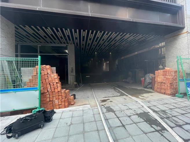 北市民權西路建案施工引火！工人「全身成火球」燒傷送醫。（李文正翻攝）