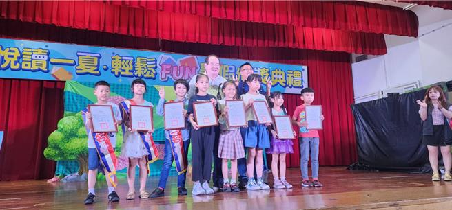 三重先嗇宮董事長李乾龍（後排左）參加「悅讀一夏．輕鬆fun暑假」閱讀高手頒獎典禮，他說推動這個活動已經18年，未來閱讀習慣能繼續深根。（呂健豪攝）