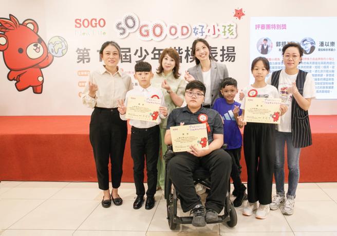 遠東SOGO特別為本屆少年楷模評審團特別獎得主媽媽打理妝髮，讓她們亮麗登場孩子的重要時刻，與遠東SOGO百貨董事長黃晴雯合影（後排左3）。（SOGO提供）