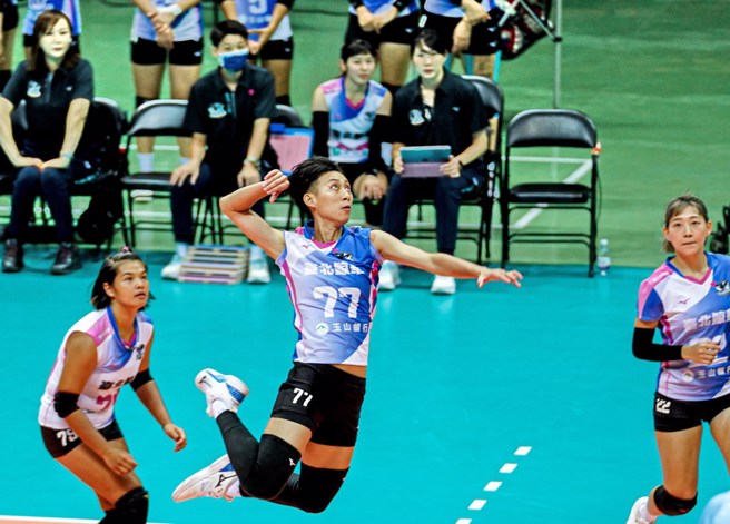 台北鯨華吳芳妤跳起準備殺球。(中華排協提供)