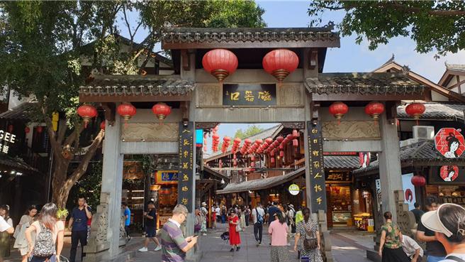 磁器口位于重庆市沙坪坝区嘉陵江畔，是一座具有千年歷史的古镇，以独特的文化和丰富的歷史遗迹而闻名于世，曾于2022年入选重庆市「非遗和旅游融合发展」十大优秀案例。（蓝孝威摄）