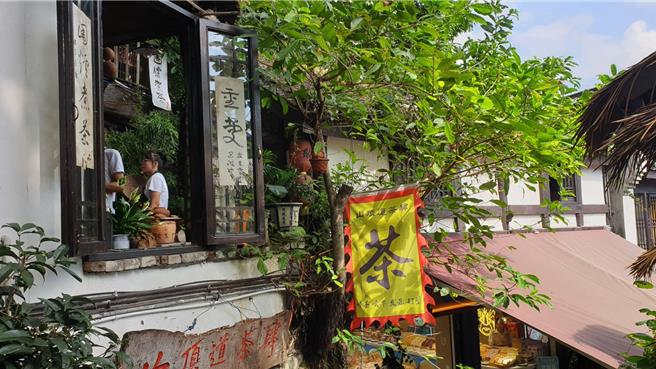 磁器口古镇到处是传统的茶馆和咖啡馆，让游客休息和品味茶水咖啡。（蓝孝威摄）