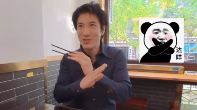 王力宏拍摄影片，尝试北京知名的餐厅必吃在地美食。（翻摄自王力宏 微博）