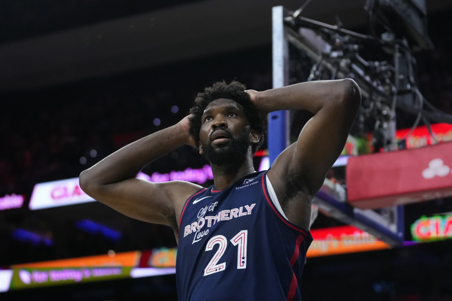 恩比德雙手抱頭。（美聯社）