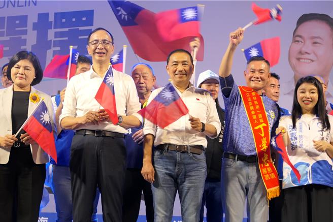 國民黨徵召雲林縣海線立委參選人丁學忠（前右二）5日在虎尾鎮成立競選總部，國民黨主席朱立倫（前左二）強調要團結所有力量政黨輪替。（張朝欣攝）