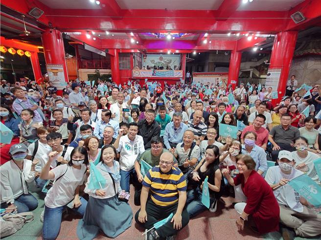 民眾党总统参选人柯文哲今天晚间到高雄意诚堂关帝庙举办粉丝见面会，现场涌入上千人到场支持，柯文哲谈政治人物只要做好「不贪污、不用复杂政治关系、公帑当自家钱花」三件事。（任义宇摄）