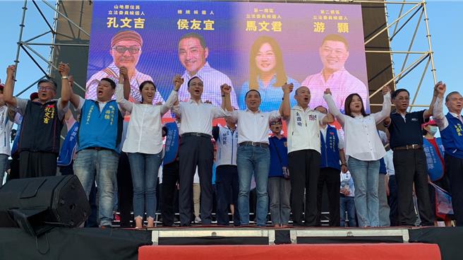 国民党总统参选人侯友宜(中)南投联合竞选总部5日成立，党主席朱立伦(左四)与前高雄市长韩国瑜(右四)都前往助讲站台。曾雪蒨摄